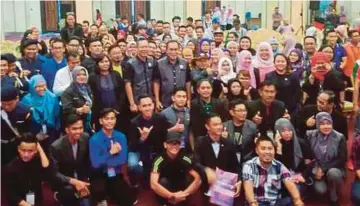  ??  ?? LEN Talif dan Abdullah bergambar bersama peserta Program Pemerkasaa­n Belia: Inovasi Digital 2018 di Dewan Kompleks Islam Sibu.