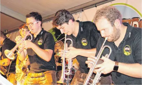  ?? FOTOS: WIECHERT ?? „I bin e Dorfkind und darauf bin i stolz“singt und spielt die Coverband Dorfkind für die Gäste und ist mit vollem Körpereins­atz dabei.