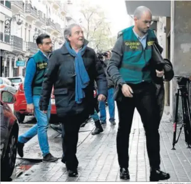  ?? JUAN CARLOS CÁRDENAS / EFE ?? El abogado valenciano José María Corbín llega ayer a su despacho en Valencia custodiado por agentes de la UCO.