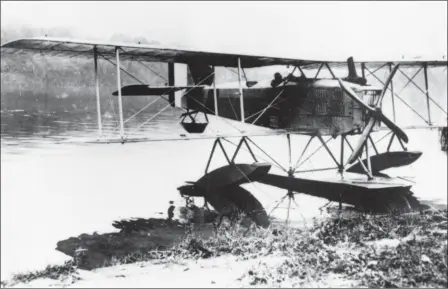  ?? DR ?? Un Br 14 militaire sur flotteurs. La formule du flotteur central et des ballonnets était celle des hydravions Breguet d’avant 1914.