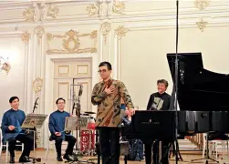  ??  ?? À Saint-Pétersbour­g, Gao Ping et l’Orchestre de chambre de la Cité interdite ont interprété l’oeuvre Sibuxiang.
