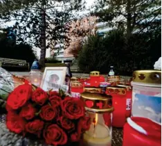  ?? Foto: Annette Zoepf ?? Blumen, Kerzen und ein Foto des Opfers säumten in den Tagen nach der tödlichen Messeratta­cke den Boden neben der Bushaltest­elle in Pfersee.