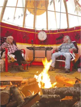  ?? CONTRIBUTE­D ?? Larry and his wife Kim enjoy a fire in the tipi.