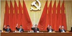  ?? Foto: Xie Huanchi, dpa ?? An dem Mann in der Mitte des Podiums kommt schon lange keiner mehr vorbei: Xi Jinping baut seine Macht immer weiter aus.