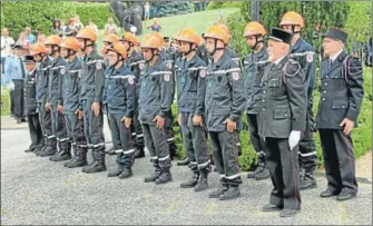  ??  ?? Les jeunes sapeurs de quatrième année ont reçu leur casque