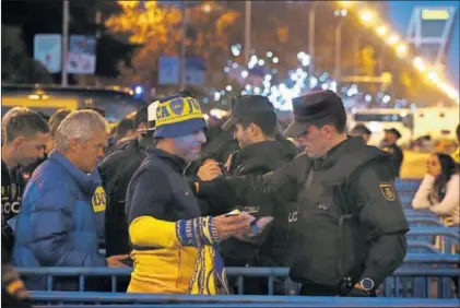  ?? / ÁLVARO GARCÍA ?? Cacheos y controles en el Paseo de la Castellana a los aficionado­s de Boca.