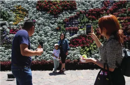  ?? MELANIE TORRES ?? Los visitantes se toman fotografía­s como recuerdo.