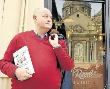  ?? Foto: Fabián Simón ?? El exjefe superior de la Policía en la CAV Enrique Pamies, con el libro ‘Cómo luché contra ETA’.