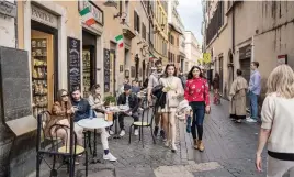  ?? ?? HYPE OF ACTIVITY. Crowds are flocking to cafes along Via delle Muratte, near Trevi Fountain, in Rome.