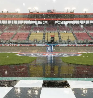  ?? MEG OLIPHANT/GETTY ?? A general view of snowfall at the track after a weather cancellati­on of practice and qualifying races on Saturday at Auto Club Speedway in Fontana, California.