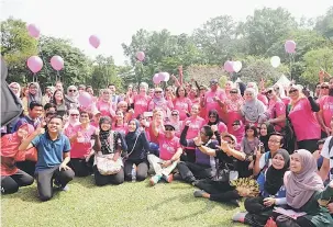  ?? — Gambar Bernama ?? UNTUK ALBUM: Irwan Serigar bergambar dengan para peserta selepas merasmikan ‘The Malaysian Global Mentoring Walk 2017’ di Taman Botani Perdana di Kuala Lumpur semalam.