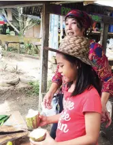  ??  ?? GUEST Kasandra Bantayan tries opening a cacao with Wit.