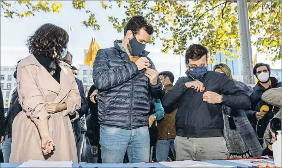  ?? DANI DUCH ?? Isabel Díaz Ayuso, Pablo Casado y José Luis Martínez Almeida participan en la manifestac­ión contra la ley Celaá del domingo en Madrid