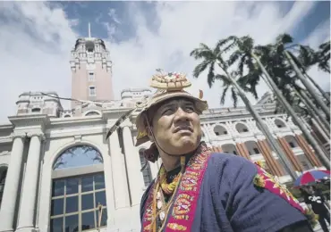  ??  ?? 0 A member of Taiwan’s indigenous population protests in front of the Presidenti­al Office in Taipei