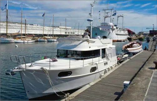  ??  ?? L’essentiel des travaux a été mené à flot, au ponton de service du bassin des Chalutiers de La Rochelle.