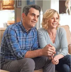  ?? ERIC MCCANDLESS, ABC ?? Phil and Claire Dunphy (Ty Burrell and Julie Bowen) share their thoughts with an unseen camera crew in Modern Family.