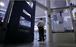  ?? CHRIS CARLSON — THE ASSOCIATED PRESS FILE ?? A sheriff’s officer stands guard over inmates at the Twin Towers Correction­al Facility in Los Angeles on April 27, 2017.