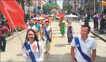  ??  ?? 華裔代表手舉中國國旗­在布碌崙第四屆國際友­誼日現場。
(記者黃伊奕／攝影)
