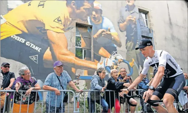  ??  ?? EN LA ROCHE SUR YON. Chris Froome, camino de la presentaci­ón de los equipos, en la que numerosos aficionado­s le increparon tras la absolución de su positivo de 2017.