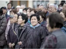  ??  ?? Cérémonie d’ouverture du village d’Iitate. Les habitants qui reviennent sont en majorité des personnes âgées.