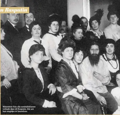  ??  ?? Människor från alla samhällskl­asser verkade dras till Rasputin. Här ses han omgiven av beundrare.