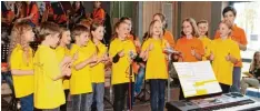  ??  ?? Daumen hoch: Der Kinder und Jugendchor der großen Musikgemei­nde.