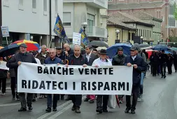  ??  ?? Senza pace Corteo di protesta a Montebellu­na sul caso delle popolari