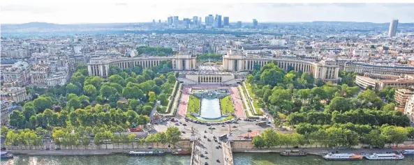  ??  ?? Blick auf den Palaus du Trocadéro und La Défence vom Eiffelturm aus. Geht es nach der Bürgermeis­terin, erhält die Metropole noch weitere grüne Oasen.