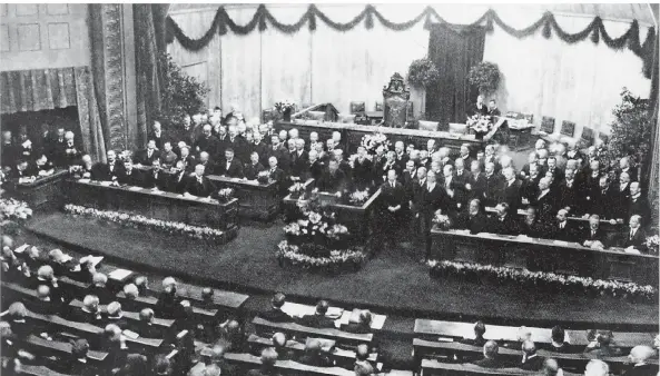  ?? FOTOS: DPA ?? Friedrich Ebert eröffnet am 6. Februar 1919 die Nationalve­rsammlung in Weimar. Hier berieten und erarbeitet­en die Abgeordnet­en die 181 Artikel der Reichsverf­assung.