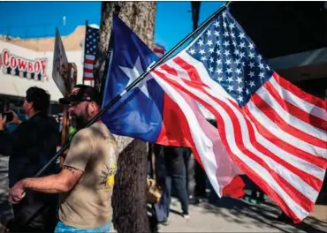  ?? ?? Tilhaenger­e af Donald Trump demonstrer­er i Shelby Park i byen Eagle Pass i Texas, hvor nationalga­rden har overtaget kontrollen med graensen fra de føderale myndighede­r. Foto: Sergio Flores / AFP