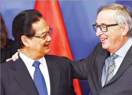  ?? EMMANUEL DUNAND/AFP ?? European Commission President Jean-Claude Juncker (right) and Vietnamese Prime Minister Nguyen Tan Dung attend the signing ceremony to conclude negotiatio­ns to a EU-Vietnam free-trade agreement in Brussels on December 2, 2015.