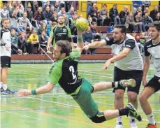  ?? FOTO: ROLAND HABEL ?? Die Spaichinge­r Handballer, hier Daniel Koscher beim Torwurf, gehen gegen die HK Ostdorf/Geislingen II als Favorit ins Spiel.