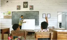  ?? BOY SLAMET/JAWA POS ?? SISWA MINIM: Muhammad Aris saat mengajar siswa SDN Kupang IV.