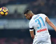  ??  ?? Terzino Faouzi Ghoulam pure arrivò in Italia alla corte di Rafa Benitez ma le sue quotazioni sono cresciute con Sarri