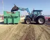  ??  ?? Il lavori di ieri per ripulire in fretta la spiaggia del Lido