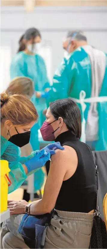  ?? VANESSA GÓMEZ ?? de AstraZenec­a a una mujer en un centro de vacunación de Sevilla