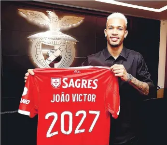  ?? SL Berifica ?? João Víctor, que assinou até 2027, posa com a camisola do Benfica