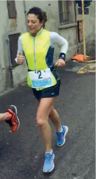  ??  ?? Trionfo Chiara Milanesi durante la gara di Seregno e all’arrivo della corsa grazie alla quale si è laureata campioness­a italiana della 100 km