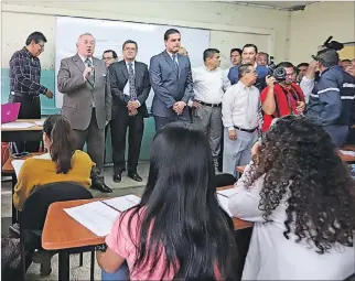  ?? AMELIA ANDRADE / EXPRESO ?? Visita. Roberto Passailaig­ue, presidente de la CIFI y rector de la Universida­d de Guayaquil, recorrió varias aulas.