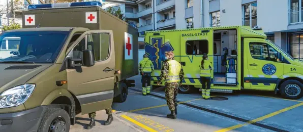  ?? Foto: Georgios Kefalas, dpa ?? Das Schweizer Militär ist – wie auf unserem Bild in Basel – im Einsatz, um das eidgenössi­sche Gesundheit­ssystem vor dem Kollaps zu bewahren. Längst wächst die Kritik an Behörden und Politikern, dass die Gefahren unterschät­zt wurden und Reaktionen auf die Virus-Krise nicht effektiv genug angelaufen sind.