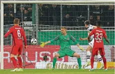  ?? FOTO: FASSBENDER/DPA ?? Jonas Hofmann (rechts, in weiß) trifft zum 1:1 von Borussia Mönchengla­dbach gegen Eintracht Frankfurt.