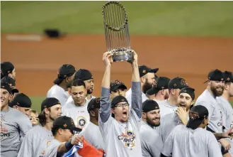  ?? ALEX GALLARDO/AP ?? Fim da fila. Após 55 anos, o Houston Astros celebra a primeira conquista na World Series