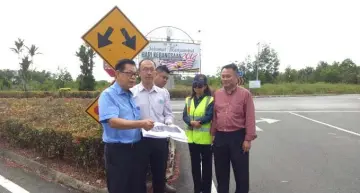  ??  ?? (From left) Lee, Ung and others at the accident-prone junction of Miri Airport, where a traffic light will be installed by end of this year.