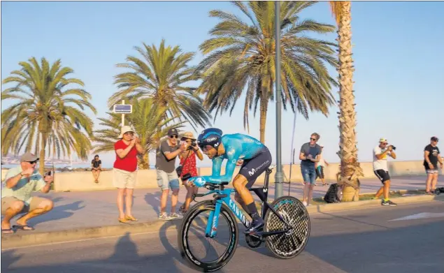  ??  ?? AL BORDE DEL MAR. Alejandro Valverde, por el recorrido por la ruta de los museos de Málaga que se asomó también a la playa de la Malagueta. Quedó a 24 segundos de Dennis.