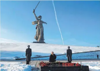  ?? FOTO: AFP ?? Russlands Präsident Wladimir Putin legt auf einem Grabmal für sowjetisch­e Soldaten einen Kranz und rote Rosen nieder. Die Stadt Wolgograd gedachte am Freitag der Kapitulati­on in Stalingrad vor 75 Jahren.