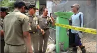  ?? EKO HENDRI/JAWA POS ?? STOP MEMBANGUN: Anggota satpol PP menanyai Rofiq, tukang bangunan di pertokoan yang belum berizin.