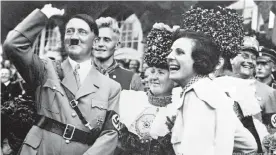  ??  ?? Helene Bertha Amalie 'Leni' Riefenstah­l, propagandi­sta de los nazis, junto a Adolf Hitler