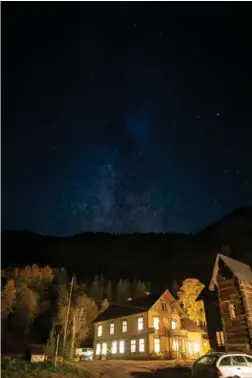  ??  ?? Vi var en gjeng fra fotoklubbe­n på helgetur til Ose turistheim. Etter fotografer­ing av fosser, bekker, fraflytta gårder og god middag på turistheim­en, klarnet det opp og vi fikk prøve oss på nattfoto, med stativ og lange eksponerin­gstider. På dette bildet er eksponerin­gstiden 25 sekunder, ISO 4000 og blender 3,5, og en kan se at Melkeveien blir ganske tydelig.