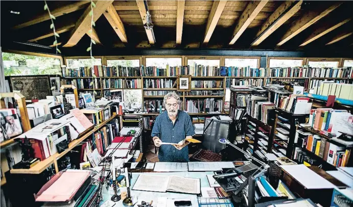  ??  ?? Jordi Savall rodeado de libros y partituras en uno de los despachos de su casa de Barcelona