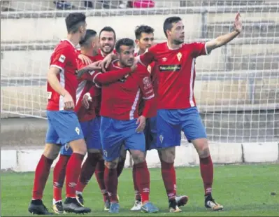  ??  ?? AL ATAQUE. El Real Murcia, que se adelantó con un gol de Elady, ya acaricia la zona para disputar el ascenso.